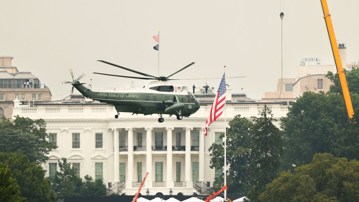 Το «Marine One» του Αμερικανού Προέδρου στον Λευκό Οίκο όπου γίνονται εργασίες για τη νέα αίθουσα χορού