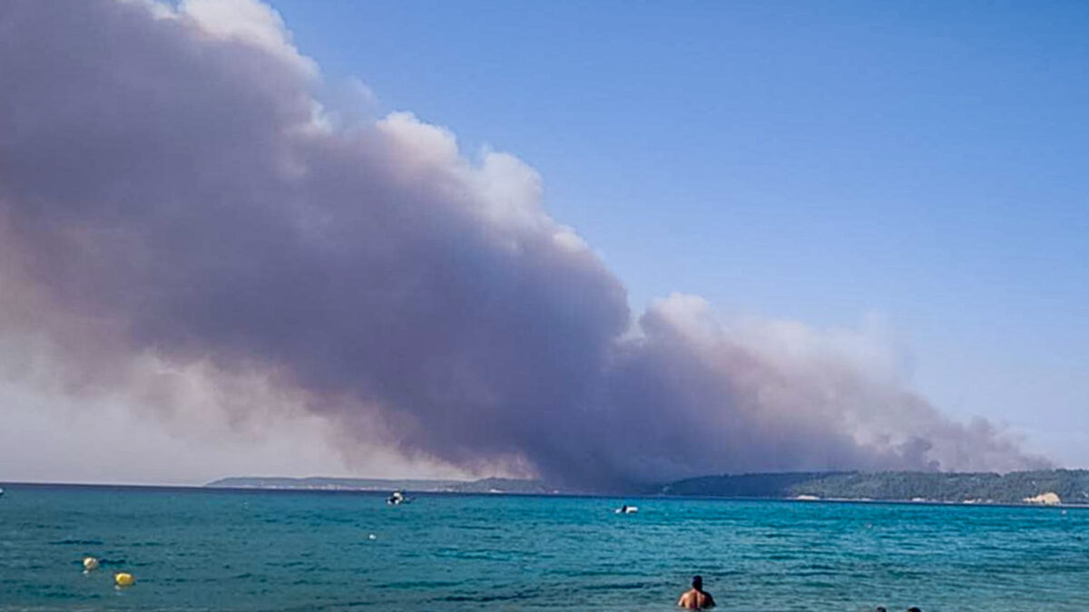 Φωτιά στη Χαλκιδική: Ανεξέλεγκτη η κατάσταση στη Σίβηρη - Στα σπίτια οι φλόγες, εκκενώθηκαν οικισμοί