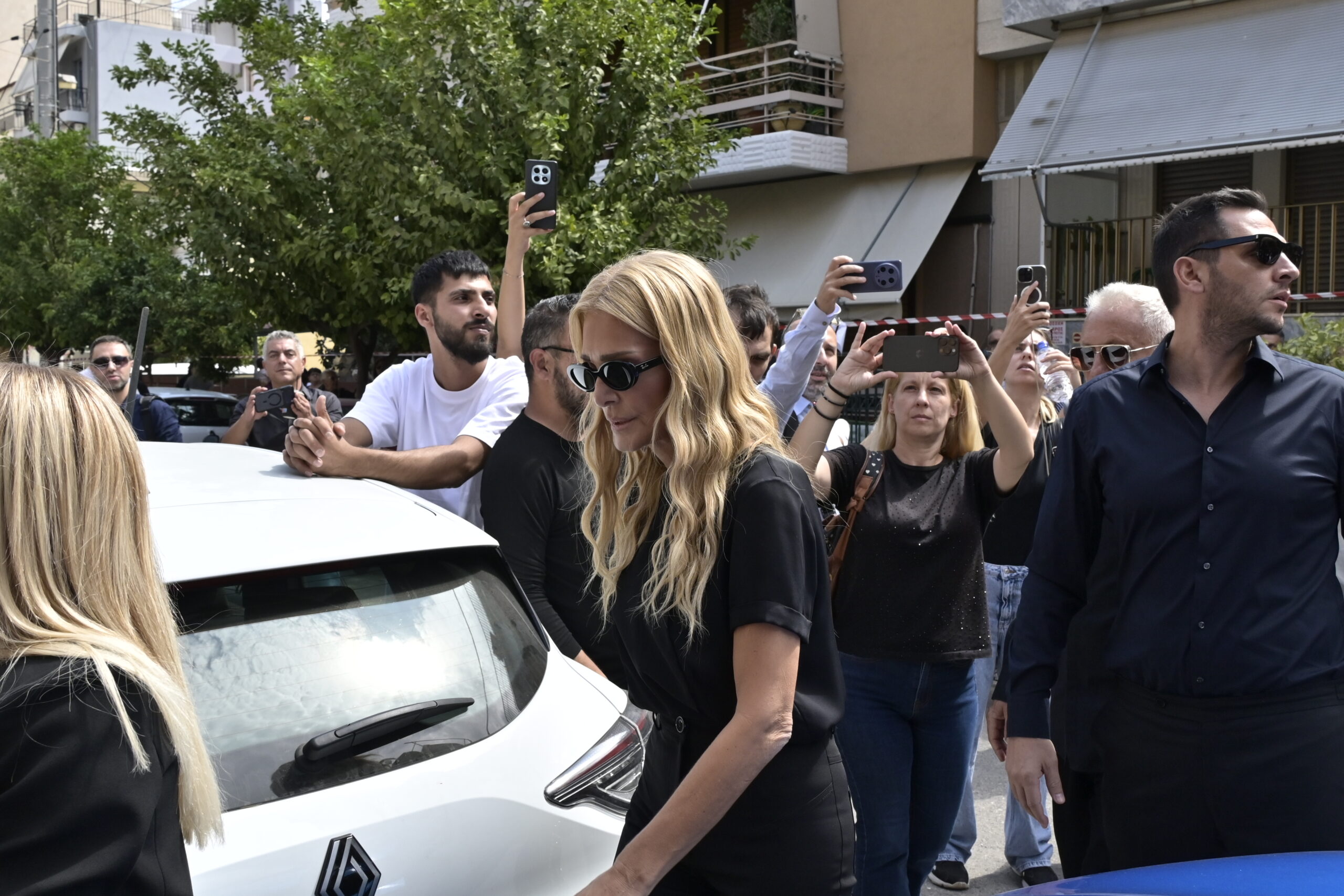 Στην Αγία Τριάδα της Νίκαιας η εξόδιος ακολουθία του Γιώργου Μαζωνάκη, που απεβίωσε στις 9 Σεπτεμβρίου σε ηλικία 54 ετών, έπειτα από ανακοπή καρδιάς Δευτέρα 14 Σεπτεμβρίου 2026 (ΜΙΧΑΛΗΣ ΠΑΠΑΝΙΚΟΛΑΟΥ / EUROKINISSI)