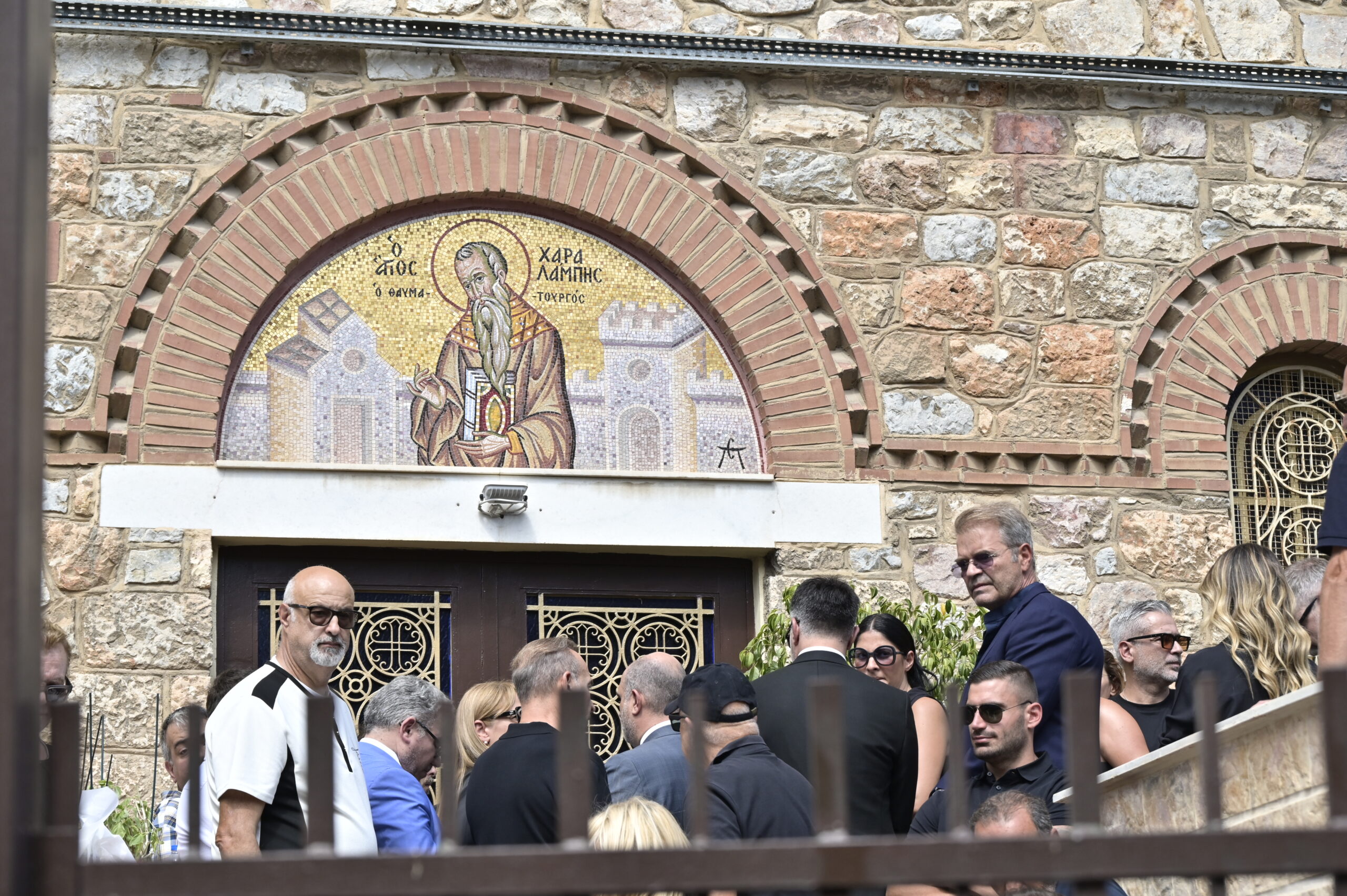 Στην Αγία Τριάδα της Νίκαιας η εξόδιος ακολουθία του Γιώργου Μαζωνάκη, που απεβίωσε στις 9 Σεπτεμβρίου σε ηλικία 54 ετών, έπειτα από ανακοπή καρδιάς Δευτέρα 14 Σεπτεμβρίου 2026 (ΜΙΧΑΛΗΣ ΠΑΠΑΝΙΚΟΛΑΟΥ / EUROKINISSI)