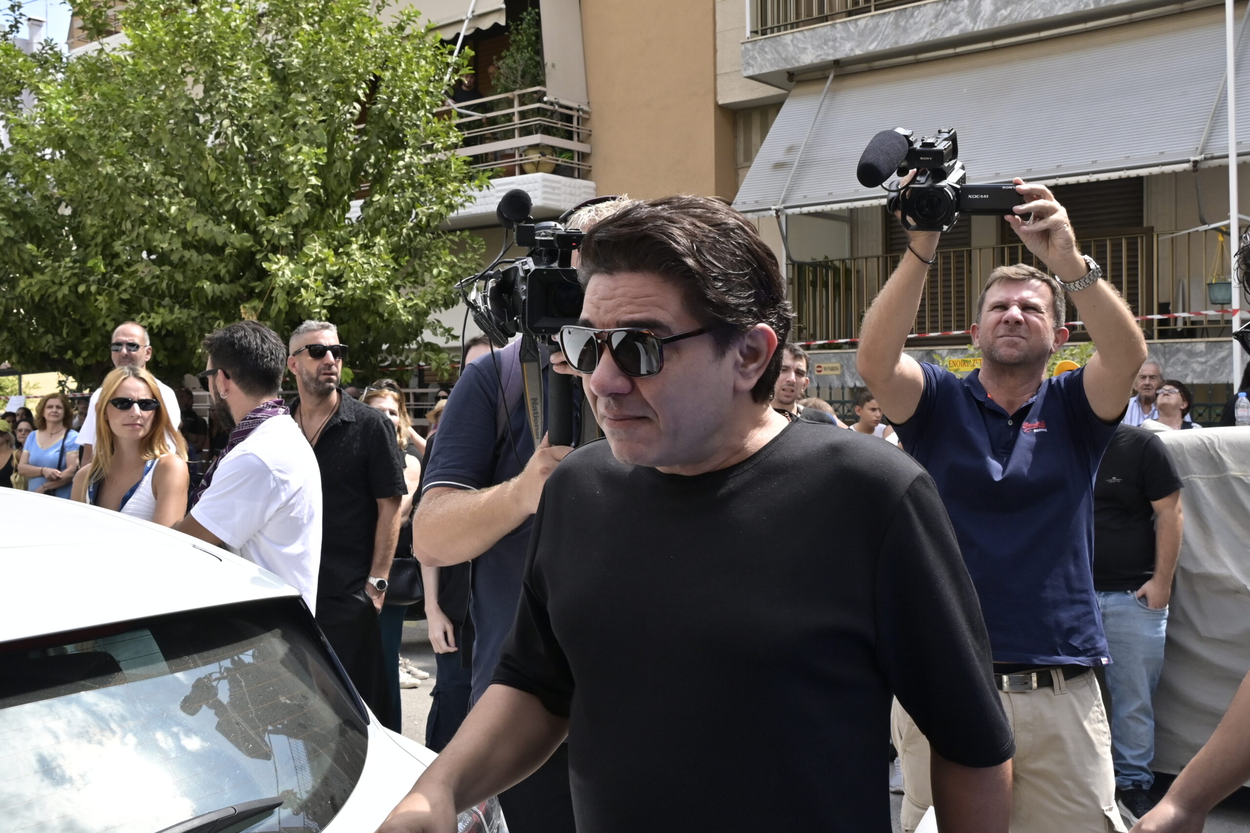 Στην Αγία Τριάδα της Νίκαιας η εξόδιος ακολουθία του Γιώργου Μαζωνάκη, που απεβίωσε στις 9 Σεπτεμβρίου σε ηλικία 54 ετών, έπειτα από ανακοπή καρδιάς Δευτέρα 14 Σεπτεμβρίου 2026 (ΜΙΧΑΛΗΣ ΠΑΠΑΝΙΚΟΛΑΟΥ / EUROKINISSI)