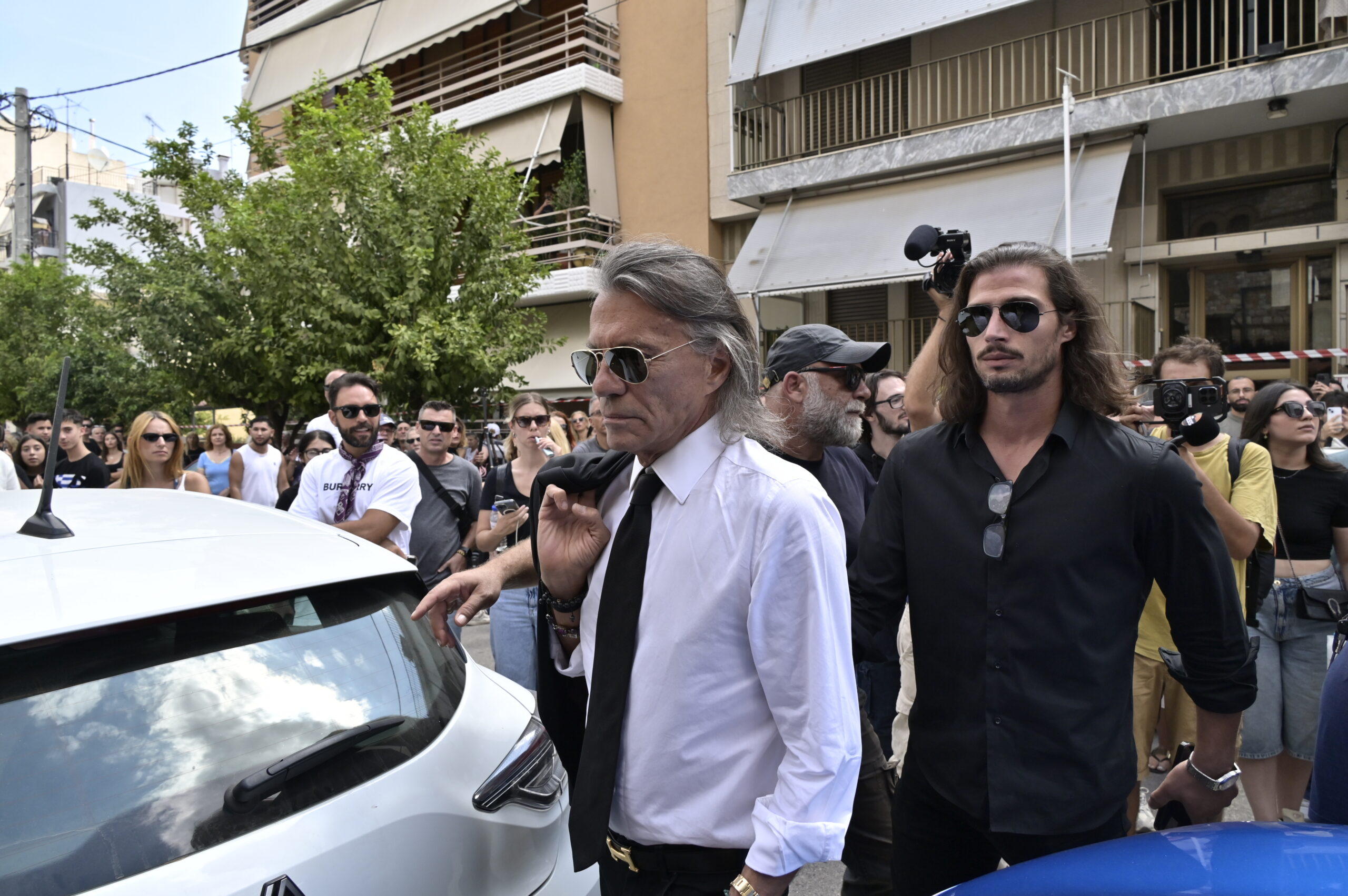 Στην Αγία Τριάδα της Νίκαιας η εξόδιος ακολουθία του Γιώργου Μαζωνάκη, που απεβίωσε στις 9 Σεπτεμβρίου σε ηλικία 54 ετών, έπειτα από ανακοπή καρδιάς Δευτέρα 14 Σεπτεμβρίου 2026 (ΜΙΧΑΛΗΣ ΠΑΠΑΝΙΚΟΛΑΟΥ / EUROKINISSI)