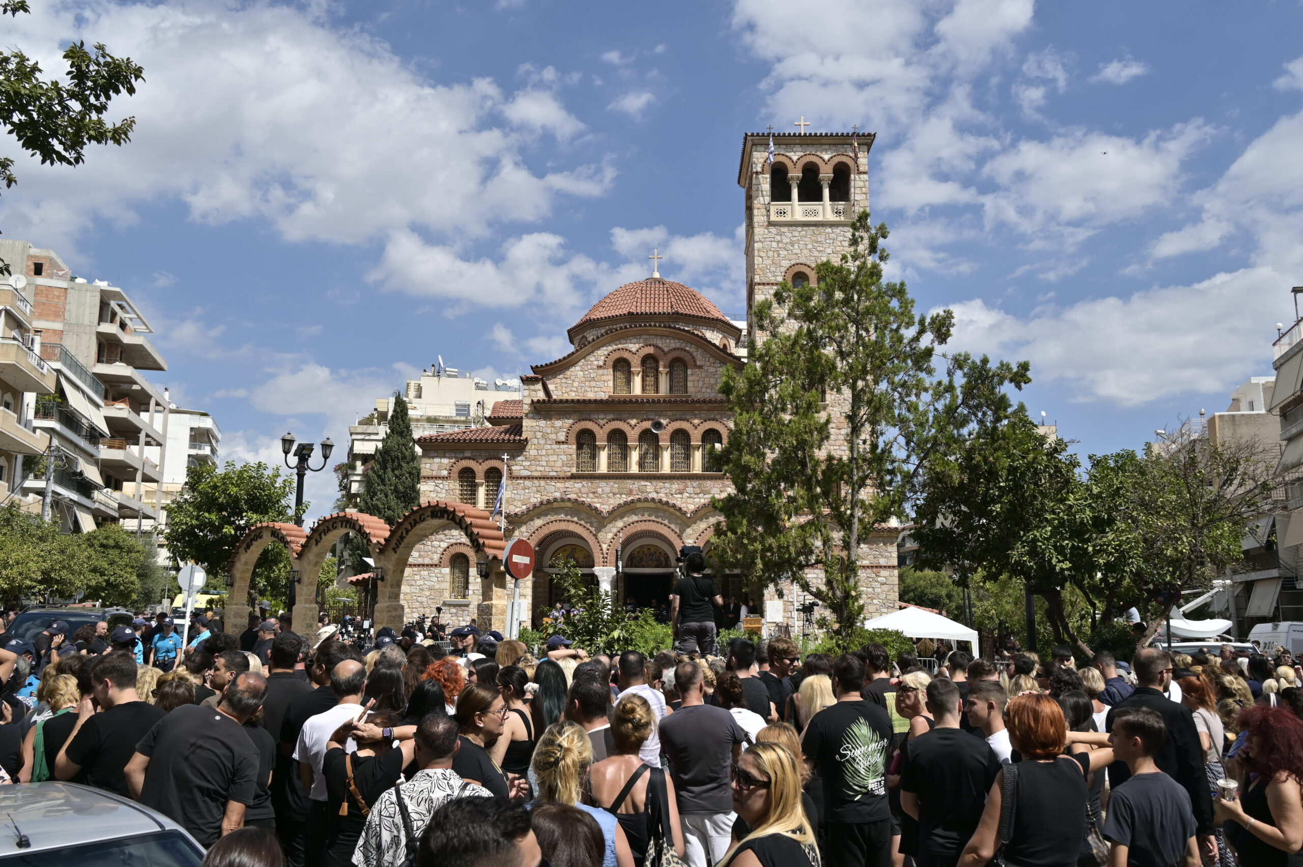 Στην Αγία Τριάδα της Νίκαιας η εξόδιος ακολουθία του Γιώργου Μαζωνάκη, που απεβίωσε στις 9 Σεπτεμβρίου σε ηλικία 54 ετών, έπειτα από ανακοπή καρδιάς Δευτέρα 14 Σεπτεμβρίου 2026 (ΜΙΧΑΛΗΣ ΠΑΠΑΝΙΚΟΛΑΟΥ / EUROKINISSI)