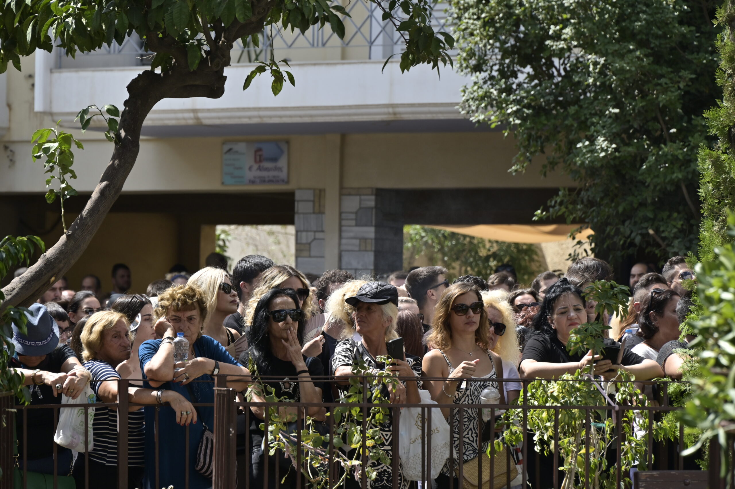 Στην Αγία Τριάδα της Νίκαιας η εξόδιος ακολουθία του Γιώργου Μαζωνάκη, που απεβίωσε στις 9 Σεπτεμβρίου σε ηλικία 54 ετών, έπειτα από ανακοπή καρδιάς Δευτέρα 14 Σεπτεμβρίου 2026 (ΜΙΧΑΛΗΣ ΠΑΠΑΝΙΚΟΛΑΟΥ / EUROKINISSI)