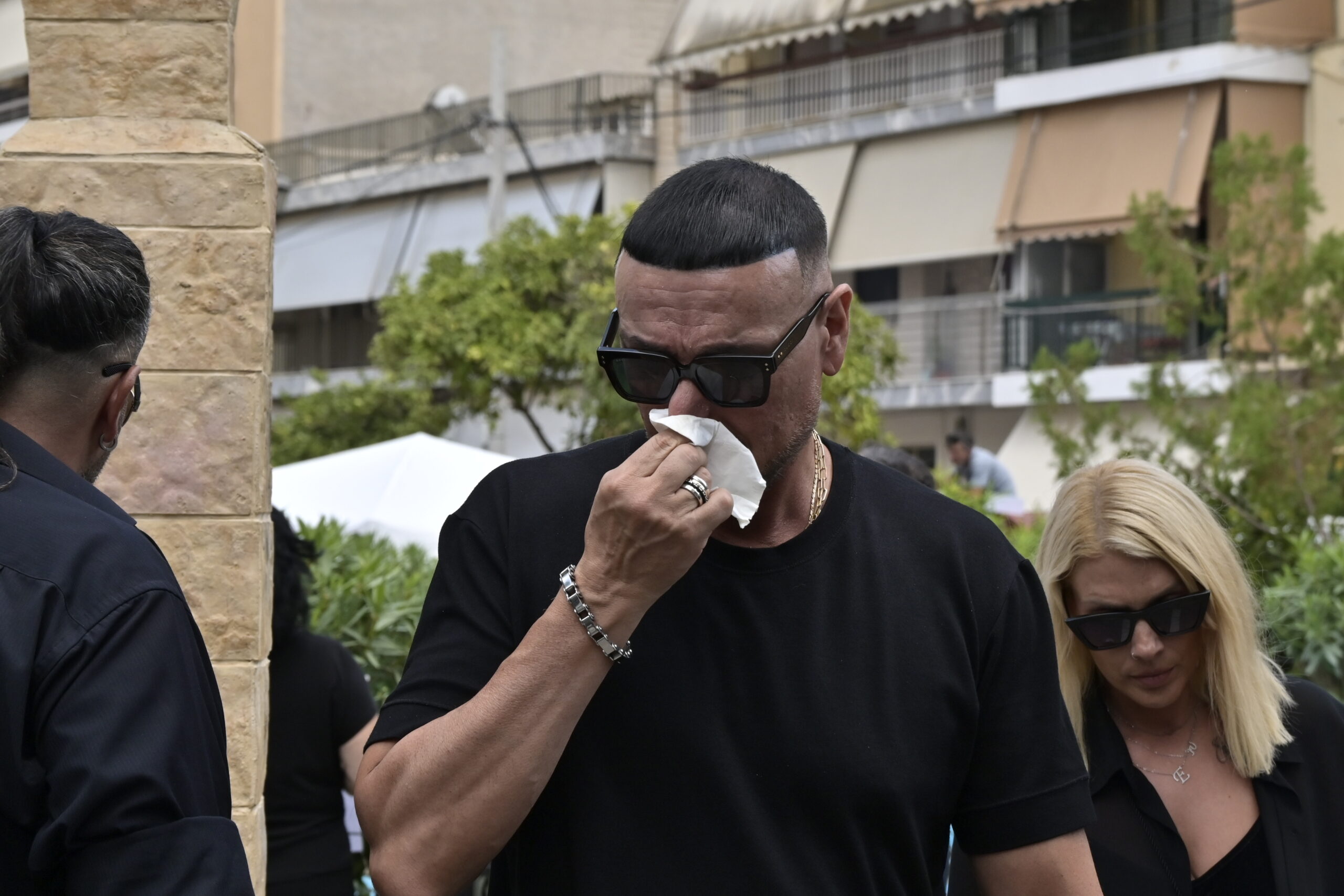 Στην Αγία Τριάδα της Νίκαιας η εξόδιος ακολουθία του Γιώργου Μαζωνάκη, που απεβίωσε στις 9 Σεπτεμβρίου σε ηλικία 54 ετών, έπειτα από ανακοπή καρδιάς Δευτέρα 14 Σεπτεμβρίου 2026 (ΜΙΧΑΛΗΣ ΠΑΠΑΝΙΚΟΛΑΟΥ / EUROKINISSI)