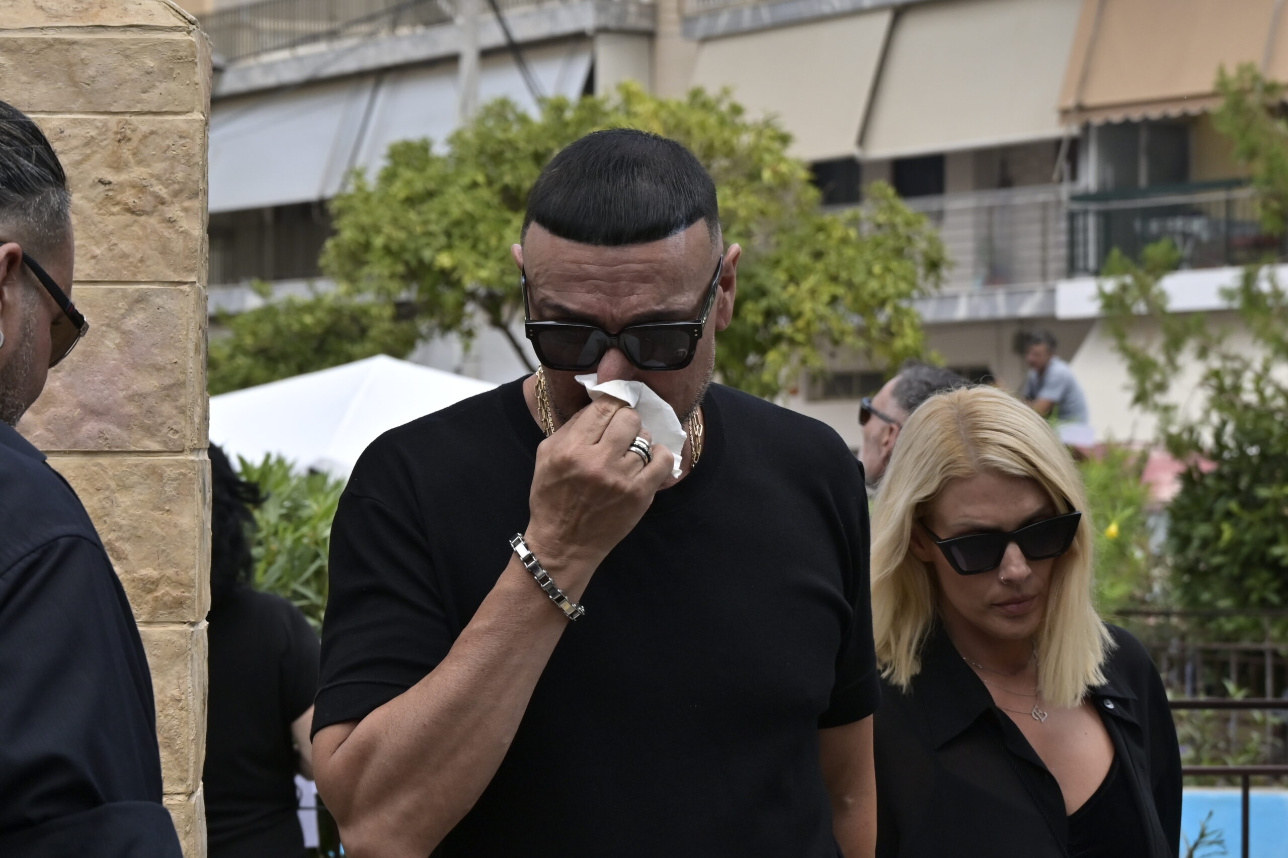 Στην Αγία Τριάδα της Νίκαιας η εξόδιος ακολουθία του Γιώργου Μαζωνάκη, που απεβίωσε στις 9 Σεπτεμβρίου σε ηλικία 54 ετών, έπειτα από ανακοπή καρδιάς Δευτέρα 14 Σεπτεμβρίου 2026 (ΜΙΧΑΛΗΣ ΠΑΠΑΝΙΚΟΛΑΟΥ / EUROKINISSI)