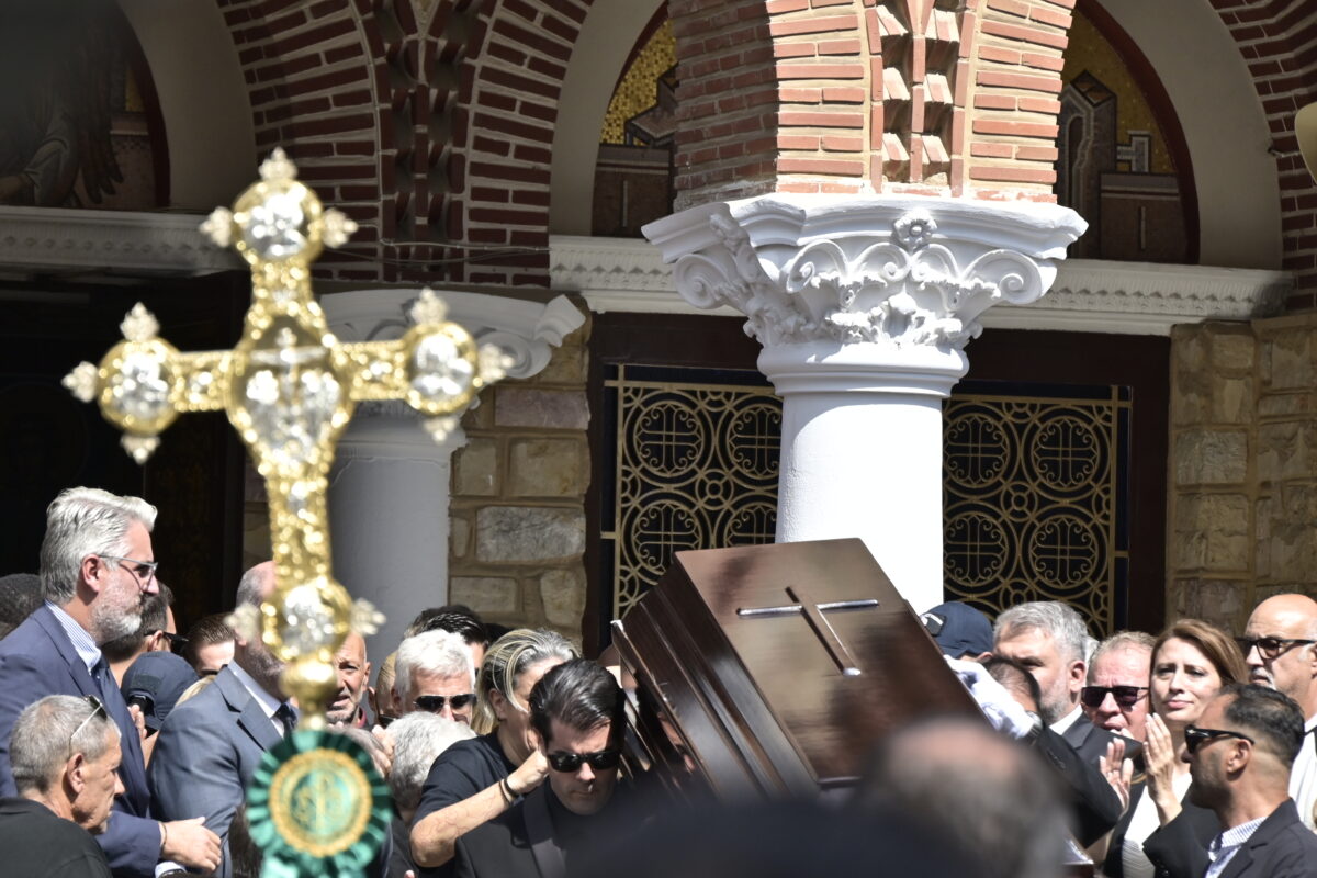 Στην Αγία Τριάδα της Νίκαιας η εξόδιος ακολουθία του Γιώργου Μαζωνάκη, που απεβίωσε στις 9 Σεπτεμβρίου σε ηλικία 54 ετών, έπειτα από ανακοπή καρδιάς Δευτέρα 14 Σεπτεμβρίου 2026 (ΜΙΧΑΛΗΣ ΠΑΠΑΝΙΚΟΛΑΟΥ