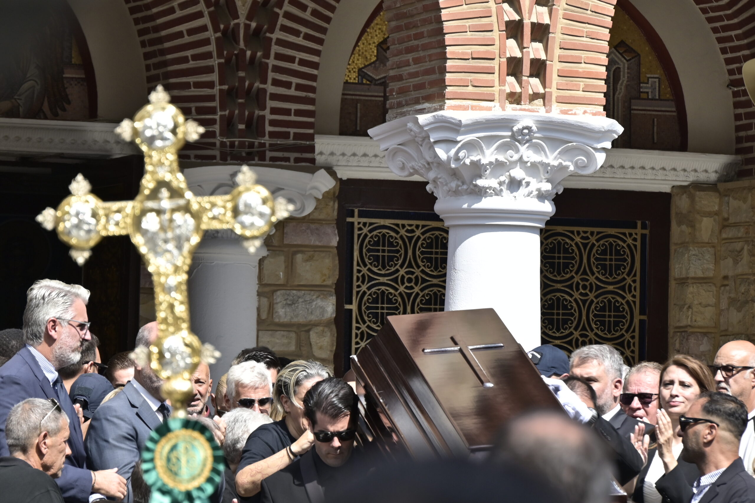 Στην Αγία Τριάδα της Νίκαιας η εξόδιος ακολουθία του Γιώργου Μαζωνάκη, που απεβίωσε στις 9 Σεπτεμβρίου σε ηλικία 54 ετών, έπειτα από ανακοπή καρδιάς Δευτέρα 14 Σεπτεμβρίου 2026 (ΜΙΧΑΛΗΣ ΠΑΠΑΝΙΚΟΛΑΟΥ / EUROKINISSI)