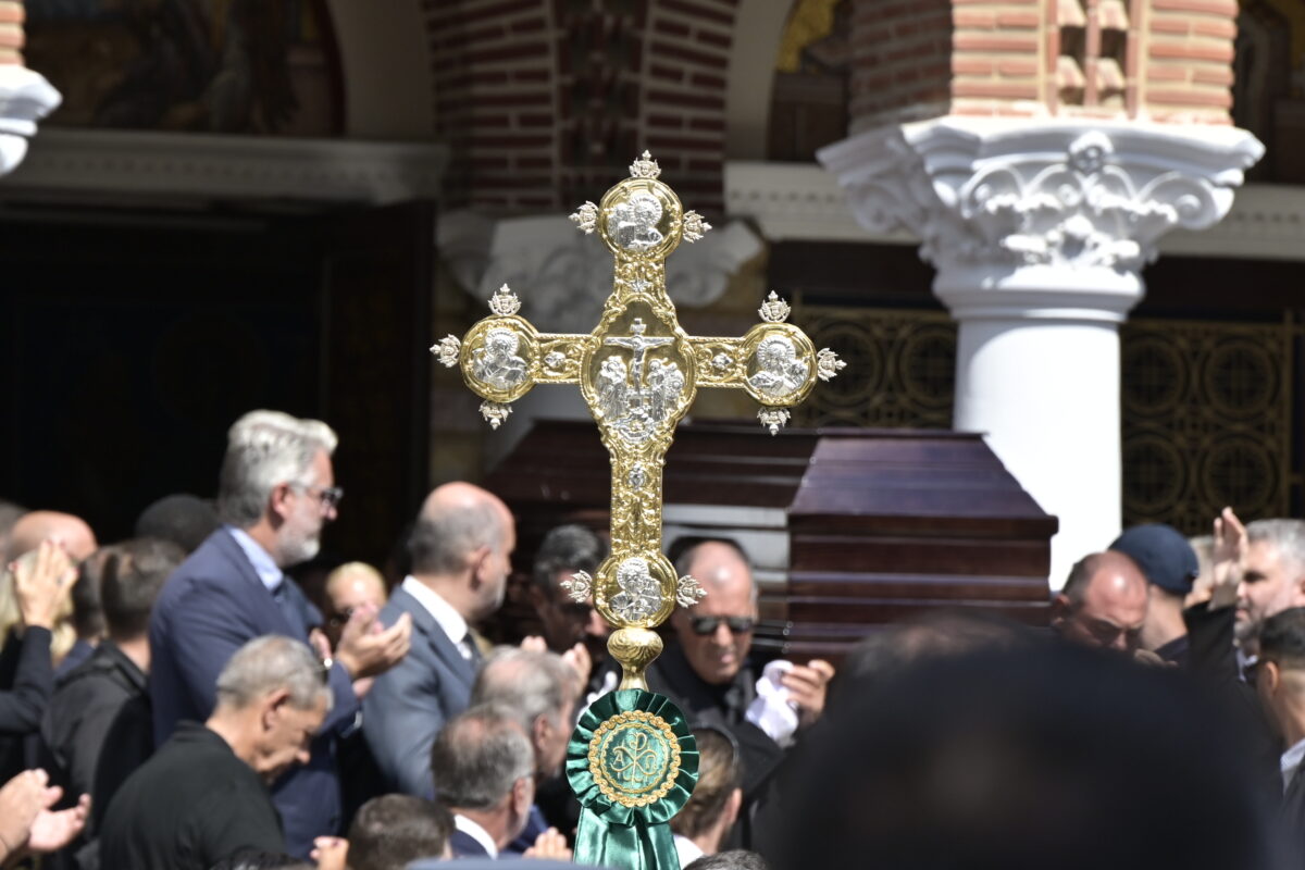 Στην Αγία Τριάδα της Νίκαιας η εξόδιος ακολουθία του Γιώργου Μαζωνάκη, που απεβίωσε στις 9 Σεπτεμβρίου σε ηλικία 54 ετών, έπειτα από ανακοπή καρδιάς Δευτέρα 14 Σεπτεμβρίου 2026 (ΜΙΧΑΛΗΣ ΠΑΠΑΝΙΚΟΛΑΟΥ