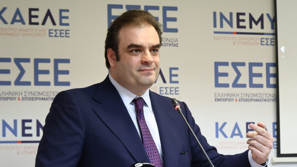 Παρουσία του υπουργού Κυριάκου Πιερρακάκη στην εκδήλωση της Ελληνικής Συνομοσπονδίας Εμπορίου και Επιχειρηματικότητας (ΕΣΕΕ) για την Ημέρα Ελληνικού Εμπορίου. Στο επίκεντρο της επετειακής εκδήλωσης βρίσκεται η παρουσίαση του έργου «ΓΕΩΒΑΣΗ Η οικονομική γεωγραφία του εμπορίου», ενός σύγχρονου εργαλείου αποτύπωσης και ανάλυσης της εμπορικής δραστηριότητας σε ολόκληρη την Ελλάδα Τρίτη 22 Σεπτεμβρίου 2026.