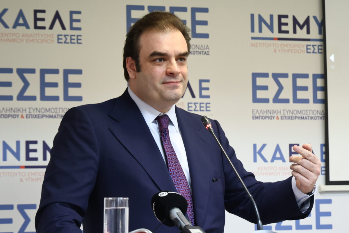 Παρουσία του υπουργού Κυριάκου Πιερρακάκη στην εκδήλωση της Ελληνικής Συνομοσπονδίας Εμπορίου και Επιχειρηματικότητας (ΕΣΕΕ) για την Ημέρα Ελληνικού Εμπορίου. Στο επίκεντρο της επετειακής εκδήλωσης βρίσκεται η παρουσίαση του έργου «ΓΕΩΒΑΣΗ Η οικονομική γεωγραφία του εμπορίου», ενός σύγχρονου εργαλείου αποτύπωσης και ανάλυσης της εμπορικής δραστηριότητας σε ολόκληρη την Ελλάδα Τρίτη 22 Σεπτεμβρίου 2026.
