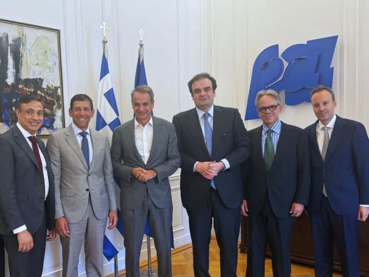 Ο πρωθυπουργός Κυριάκος Μητσοτάκης, ο ΥΠΟΙΚ Κυριάκος Πιερρακάκης και τα στελέχη της Millennium