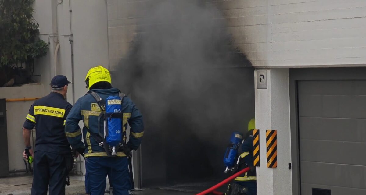Φωτιά με εκρήξεις σε υβριδικό αυτοκίνητο μέσα σε πάρκινγκ