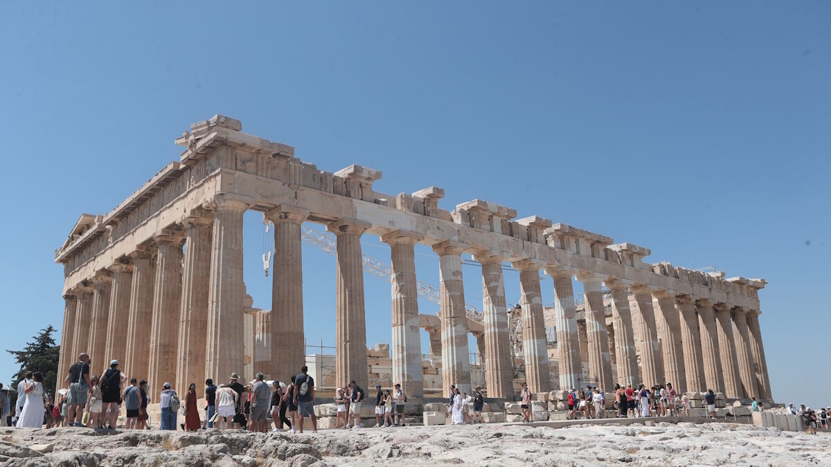 Τουρίστες στον λόφο της Ακρόπολης
