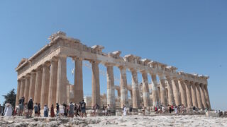 Τουρίστες στον λόφο της Ακρόπολης