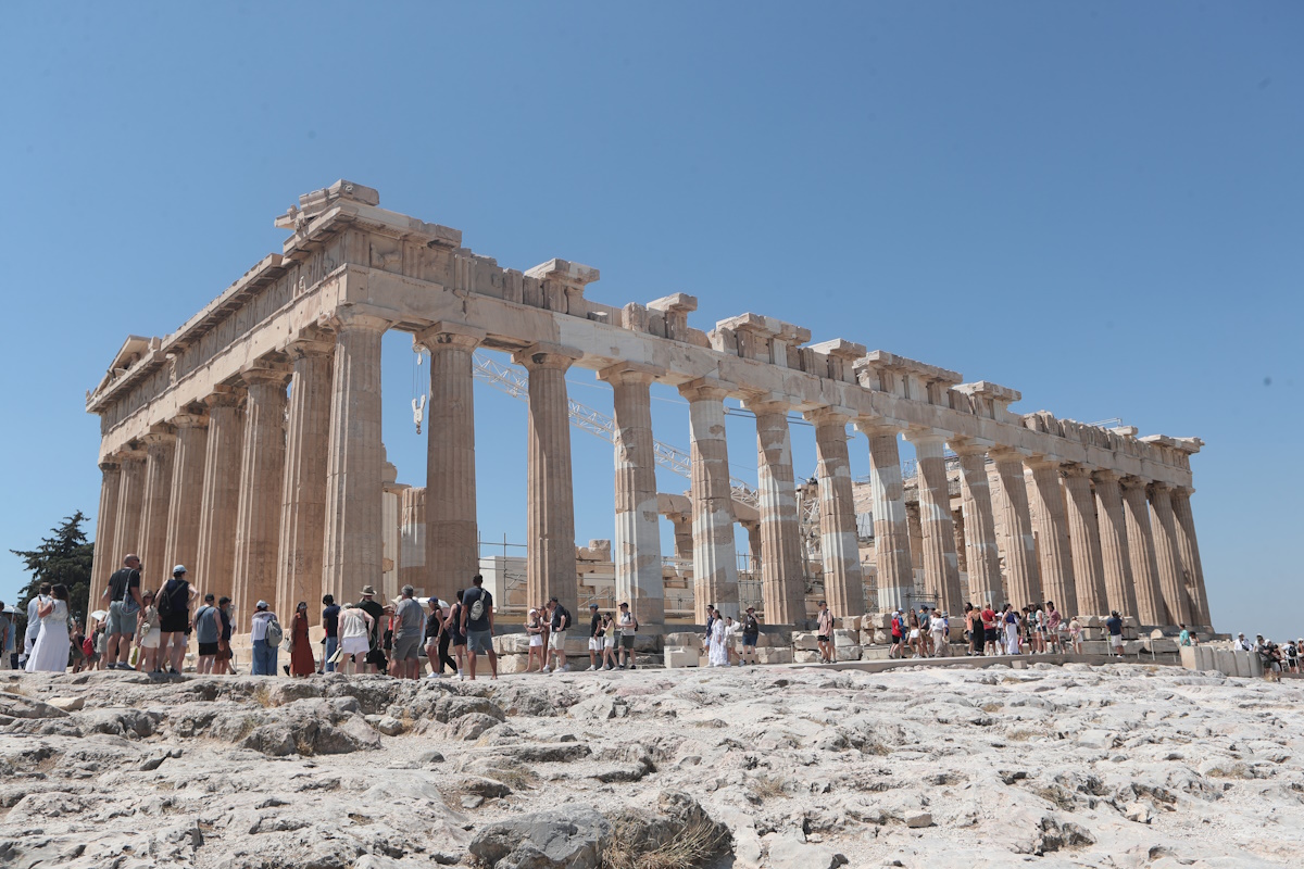Τουρίστες στον λόφο της Ακρόπολης