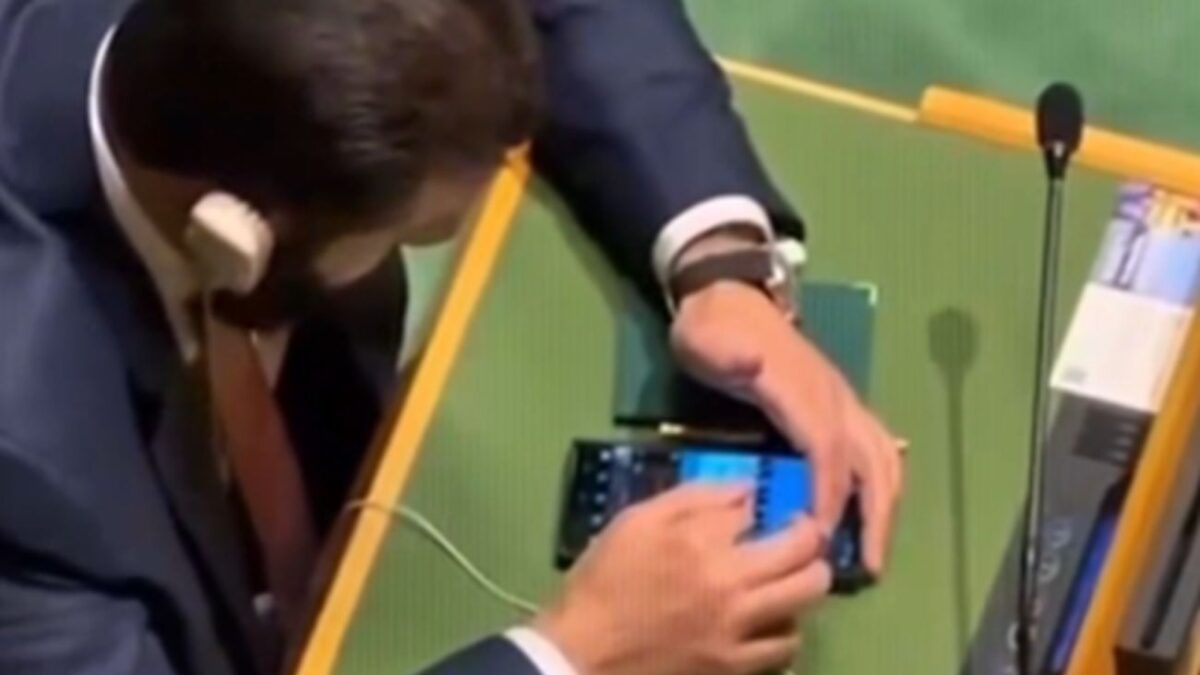 Ο Αχμέντ αλ-Σαράα σκρολάρει στο Instagram στη Γενική Συνέλευση του ΟΗΕ