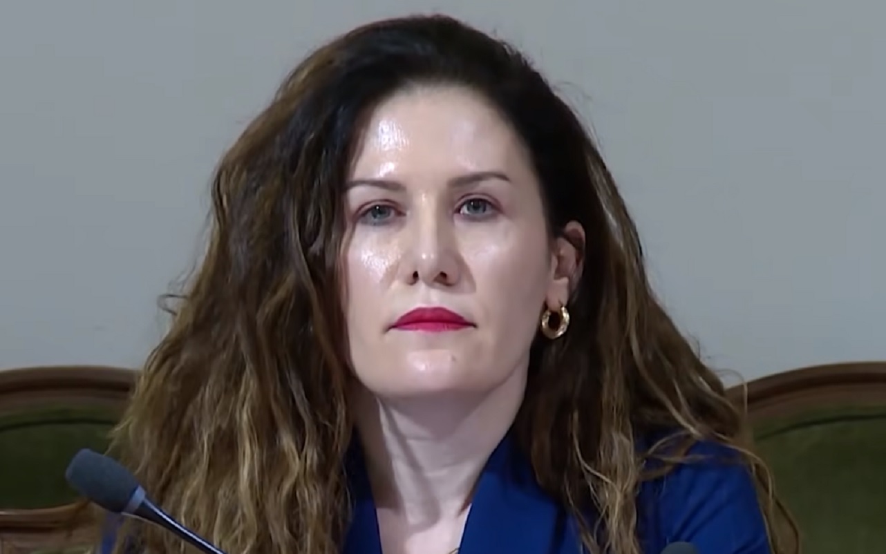Αλβανία: Ανάβουν «φωτιές» τα ερωτικά μηνύματα της πρώην αρχηγού των μυστικών υπηρεσιών με τον Αγκάσι – «Θα καταλήξουμε άσχημα»