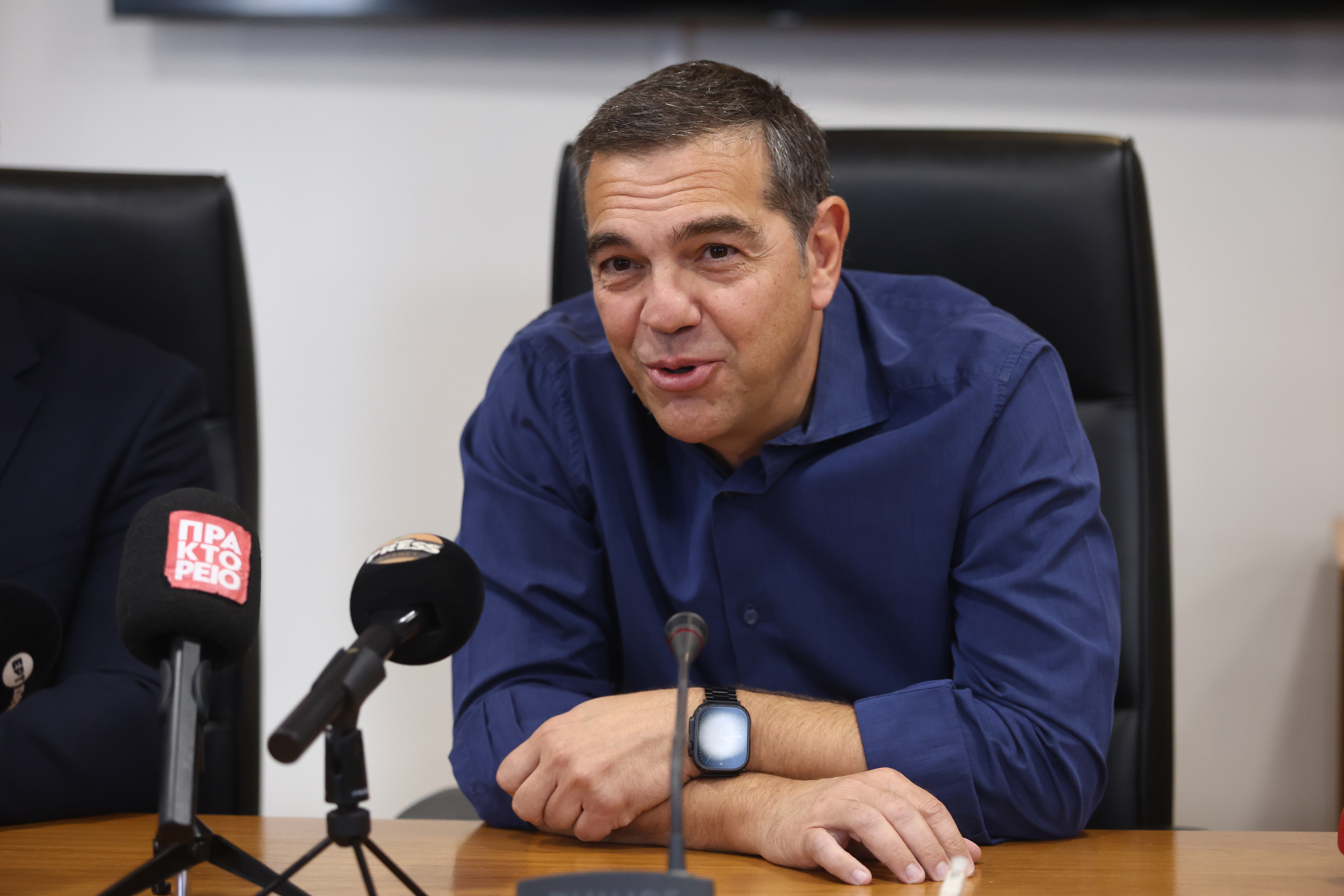 Ο Τσίπρας σνομπάρει το ΠΑΣΟΚ  τα αδιέξοδα της επόμενης μέρας / Δευτέρα ή Τρίτη η παρέμβαση της κυβέρνησης στο ντίζελ κίνησης  διχάζεται η κυβέρνηση  Κυρανάκης, Πέτσας, Οικονόμου ζητούν μείωση ΕΦΚ στα καύσιμα  ο γλυκός καφές του Μαρινάκη στην Φιλοθέη  κι άλλες ιστορίες καθημερινής τρέλας από την κλινική – μαϊμού του Κολωνακίου  η γιατρός άνευ ειδικότητας έβαζε τα σακουλάκια με το αίμα σε κουτί στο μπαλκόνι!