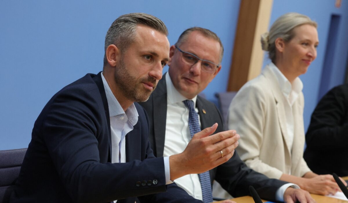 AfD: Απελάσεις μεταναστών από τη Γερμανία, κατάργηση Pride στα σχολεία και πατριωτική τέχνη - Το σκληρό μανιφέστο του κόμματος
