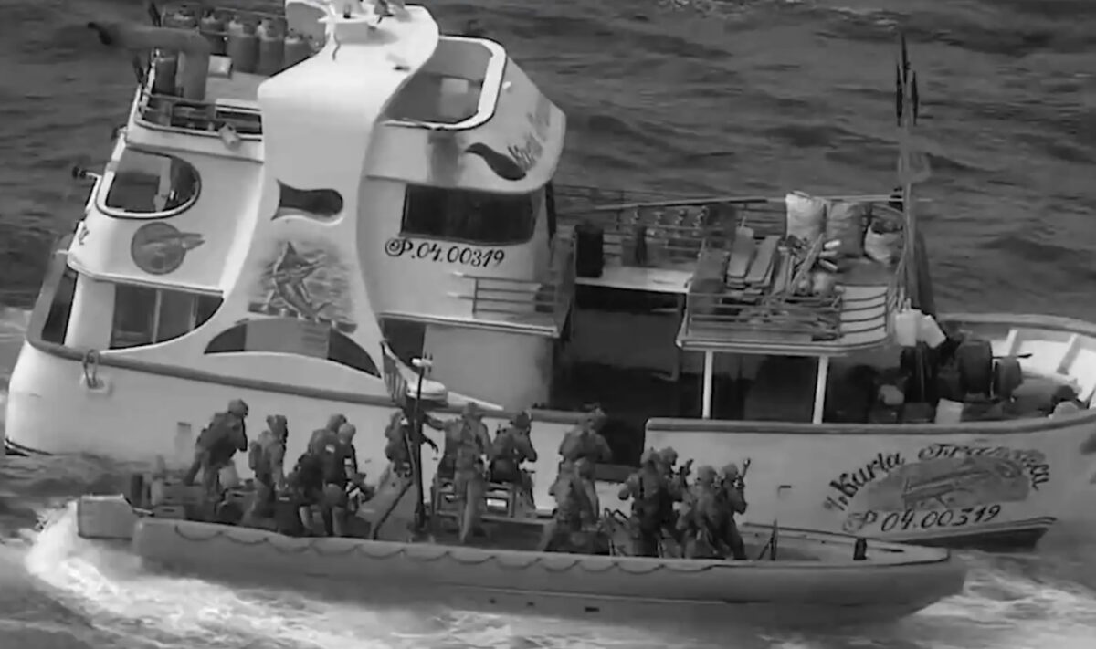 Ο αμερικανικός στρατός βύθισε πλοίο στον Ειρηνικό