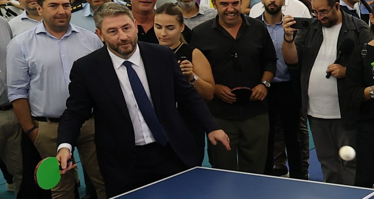 Ο Νίκος Ανδρουλάκης επισκέφτηκε τα περίπτερα της ΔΕΘ – Δοκίμασε κοκτέιλ με ρετσίνα και έπαιξε πινγκ πονγκ