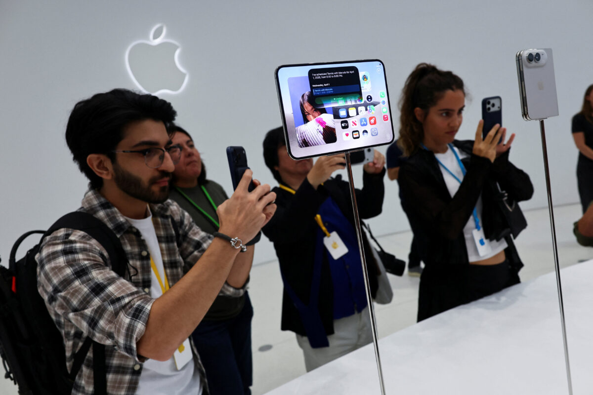 H Apple παρουσίασε το πρώτο αναδιπλούμενο iPhone στην ιστορία της: Στα 1.999 δολάρια το Duo, οι νέες δυνατότητες