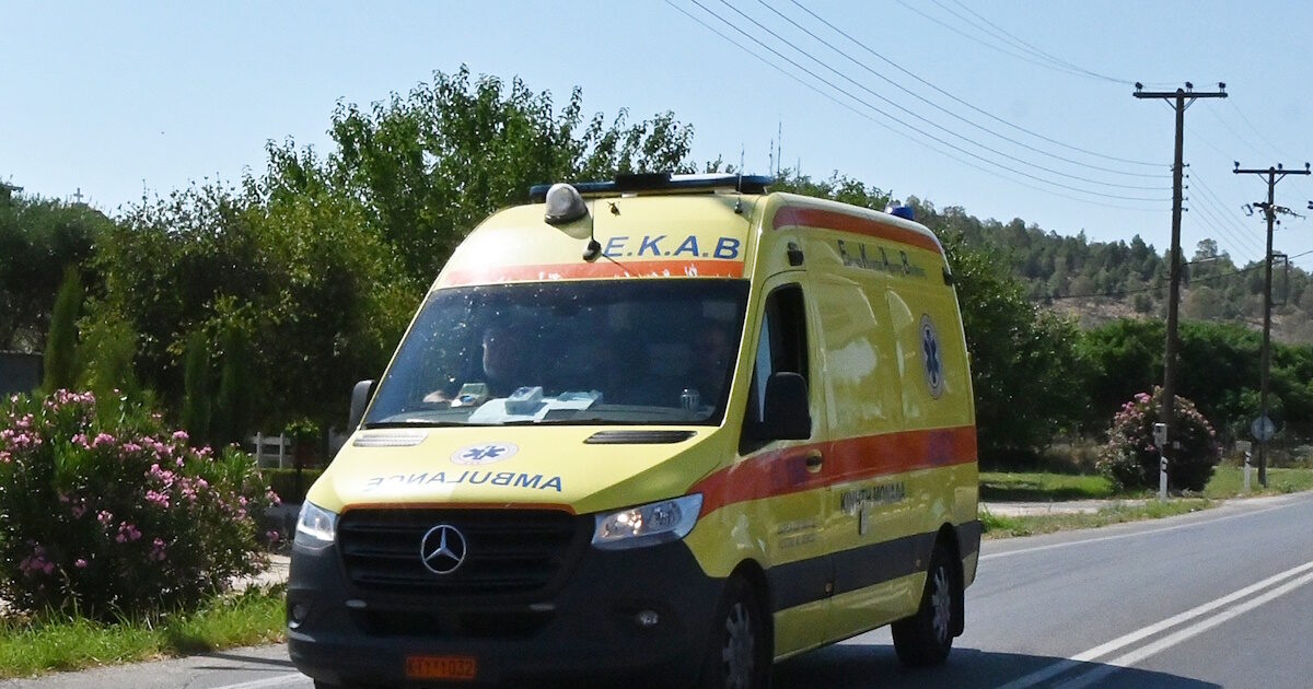 Photo: Newsit Un jeune homme de 19 ans agressa violemment son père de 43 ans à l'aide d'un bâton et de ses poings devant la mairie de Volos