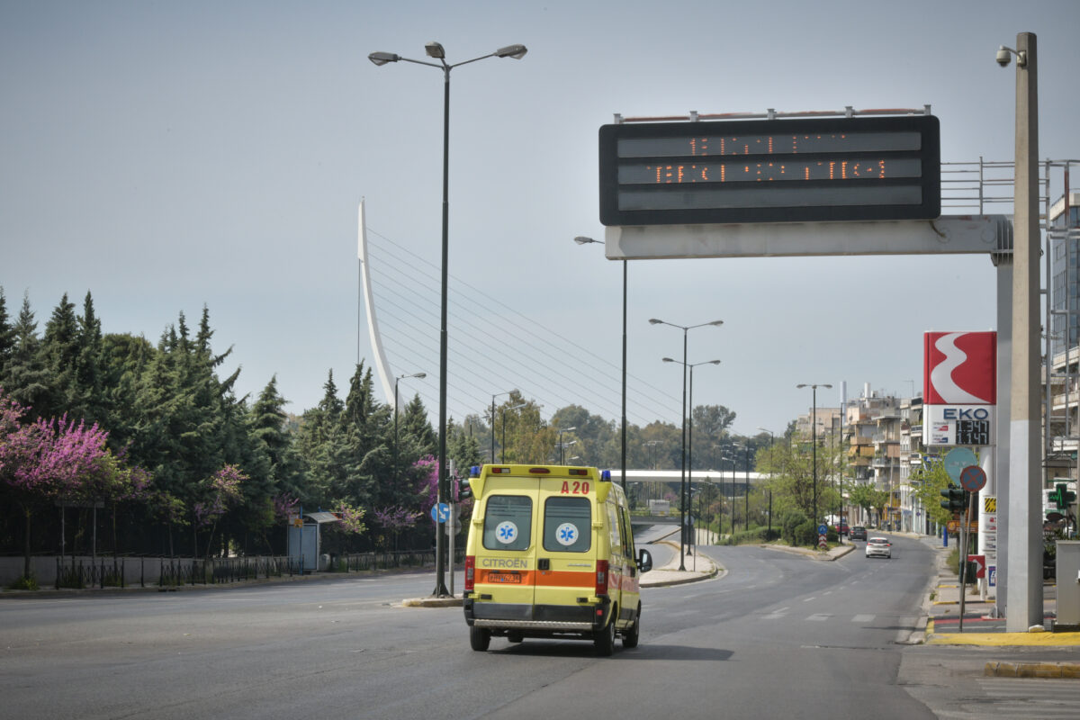Τροχαίο στην Ποσειδώνος με 5 τραυματίες: Αυτοκίνητο έπεσε στα κιγκλιδώματα και ανετράπη - Σε σοβαρή κατάσταση οι 4 επιβαίνοντες