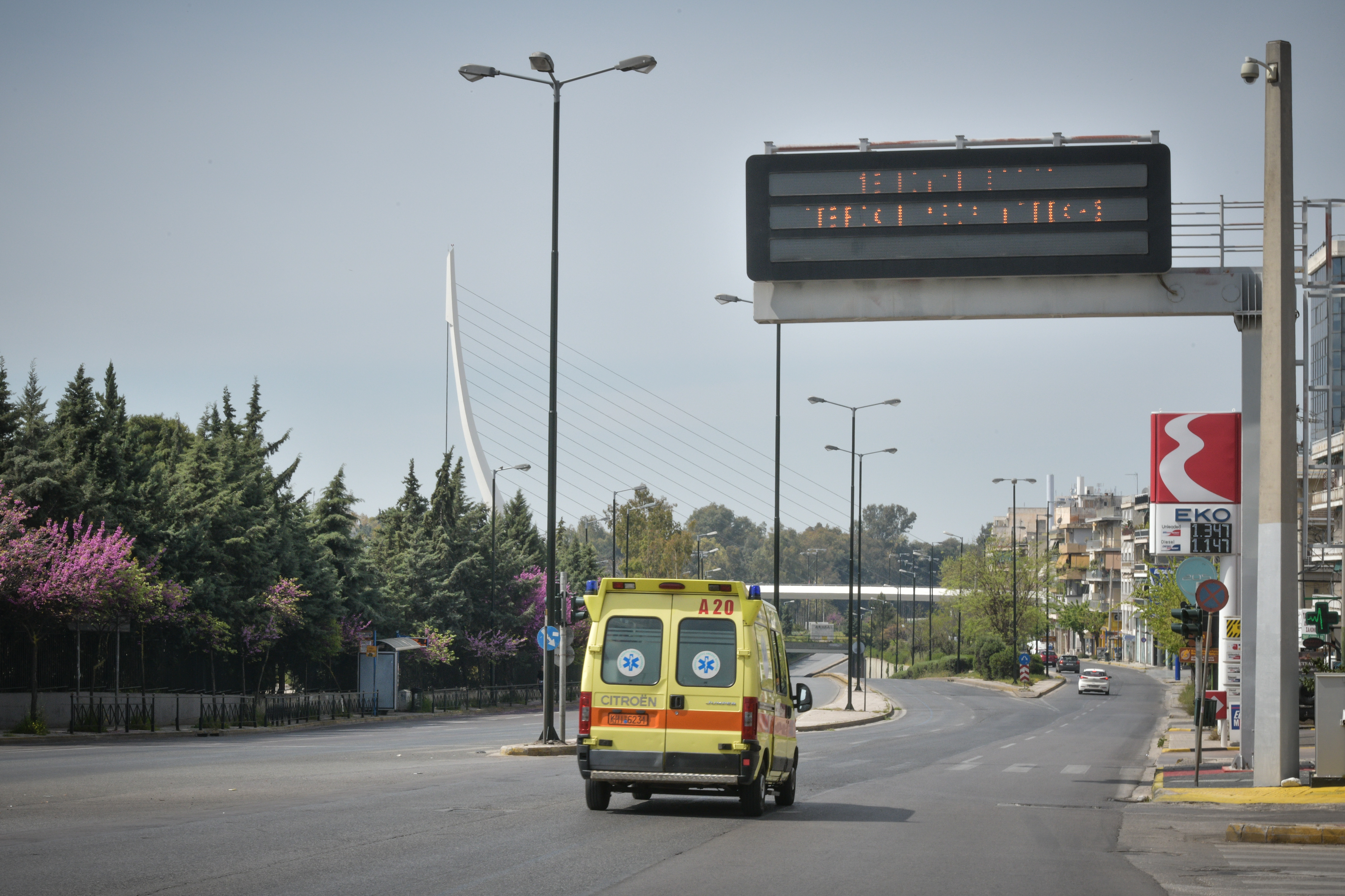 Τροχαίο στην Ποσειδώνος με 5 τραυματίες: Αυτοκίνητο έπεσε στα κιγκλιδώματα και ανετράπη – Σε σοβαρή κατάσταση οι 4 επιβαίνοντες