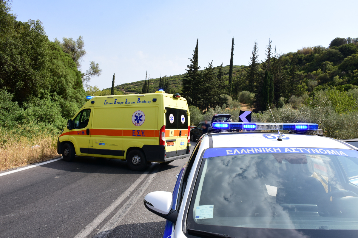 Ασθενοφόρο και περιπολικό