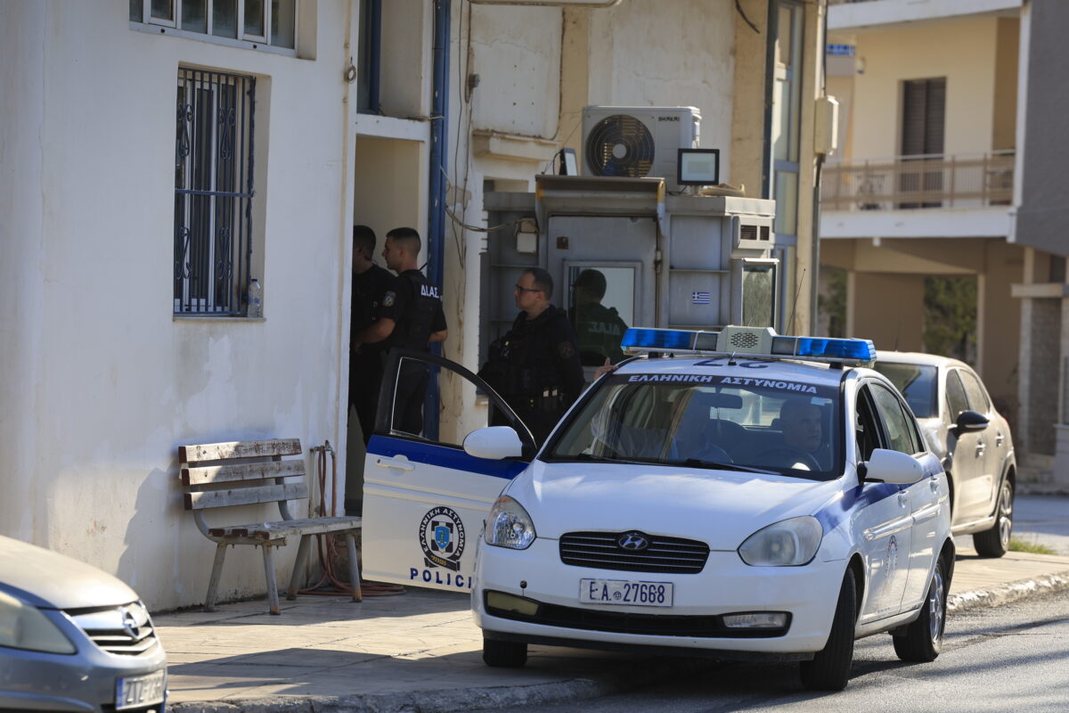 Μάνδρα: Παραμένει στη ΜΕΘ ο 31χρονος που εισέβαλε στο ΑΤ με μαχαίρι - Ελεύθερος ο αστυνομικός που τον πυροβόλησε