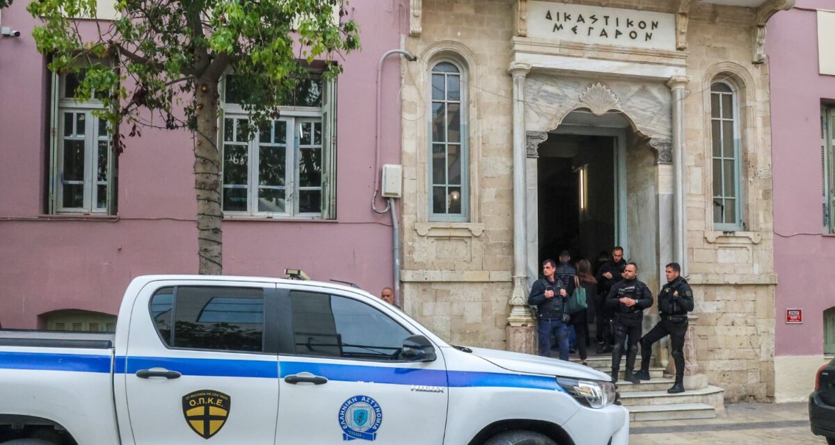 Ηράκλειο: 39χρονος «εισπράκτορας» απατεώνας άρπαξε χρήματα και κοσμήματα - Συνελήφθη και η γιαγιά του για λαθραία τσιγάρα