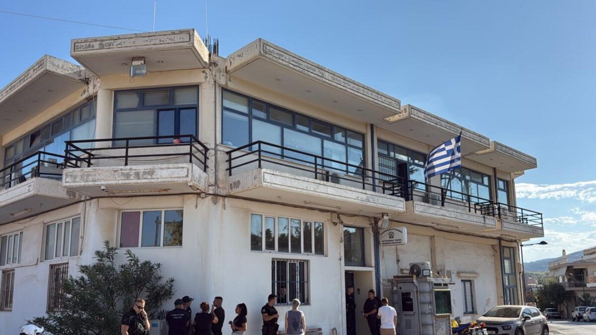 Άνδρας σε αμόκ μπούκαρε με μαχαίρι στο ΑΤ Μάνδρας: Τον πυροβόλησε αστυνομικός για να τον ακινητοποιήσει