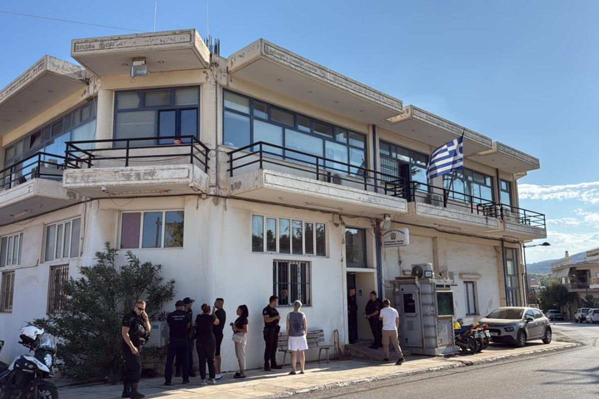 Άνδρας σε αμόκ μπούκαρε με μαχαίρι στο ΑΤ Μάνδρας: Τον πυροβόλησε αστυνομικός για να τον ακινητοποιήσει