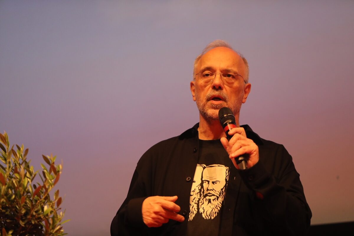 Ο Αυγερινός αναφέρεται στις θρησκευτικές εικόνες στο ιατρείο που πέθανε ο Μαζωνάκης και οι αιχμές για Καρυστιανού: «Ακόμη τρέχω»