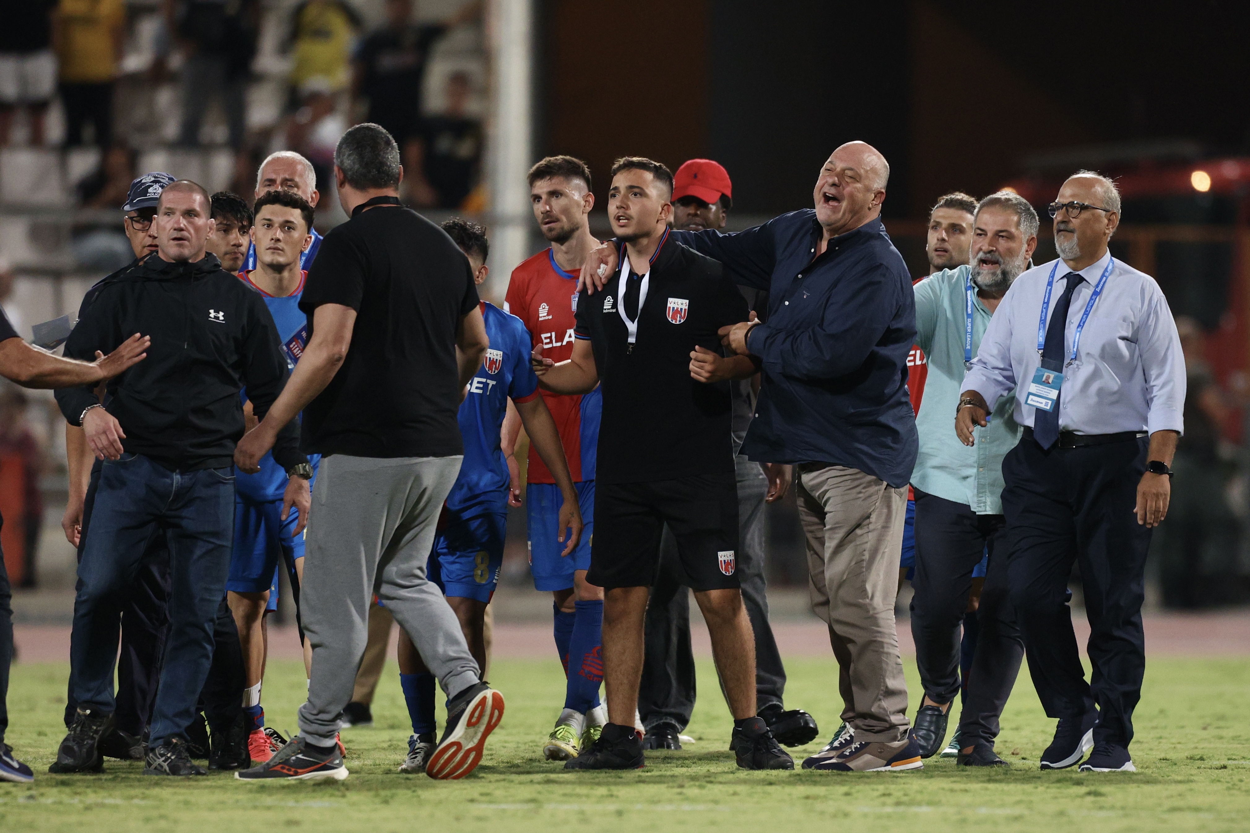 Ο Αχιλλέας Μπέος είχε επεισόδιο με τον Αλμπέρτο Μπρινιόλι μετά το Βόλος – ΑΕΚ, λύθηκε άμεσα η παρεξήγηση των δύο
