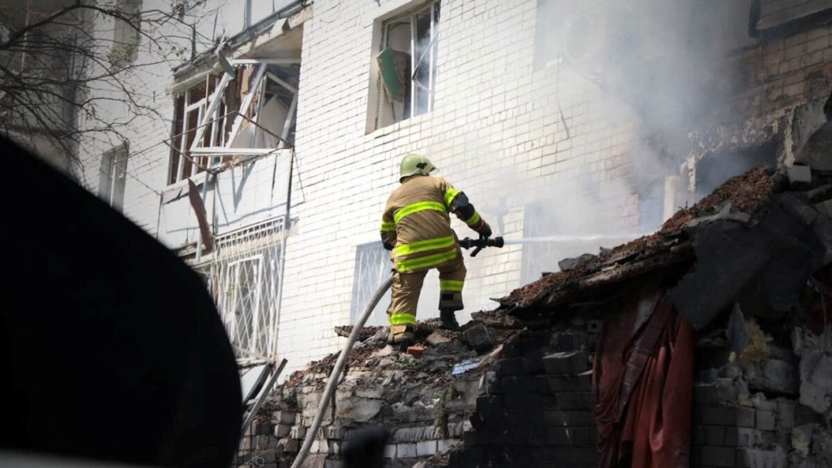 Πυροσβέστης μετά από ρωσική επίθεση σε κτίριο στο  Τσερνίχιβ