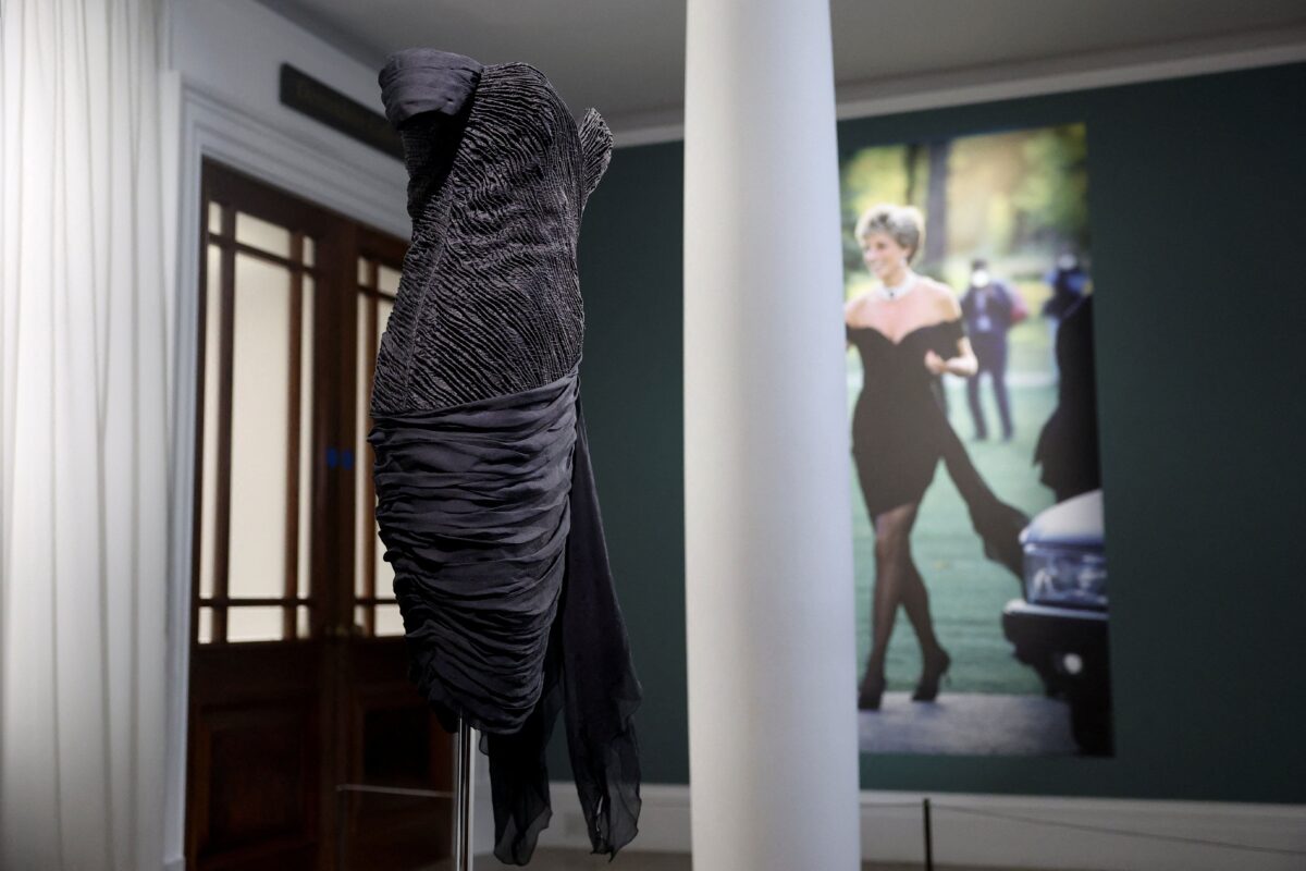Το εμβληματικό «revenge dress» της Νταϊάνα παρουσιάστηκε σε έκθεση στο Λονδίνο μετά από σχεδόν 30 χρόνια