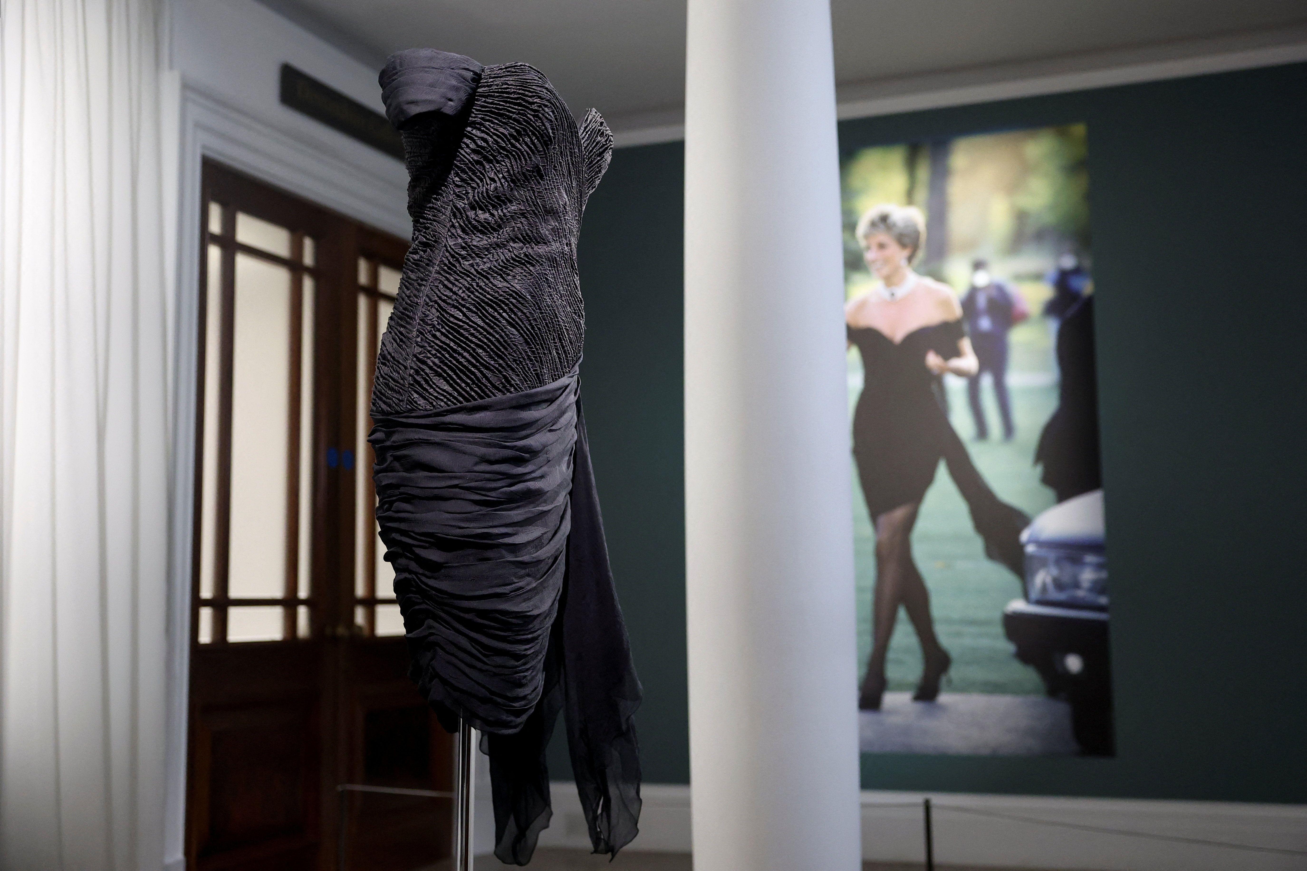 Το εμβληματικό «revenge dress» της Νταϊάνα παρουσιάστηκε σε έκθεση στο Λονδίνο μετά από σχεδόν 30 χρόνια
