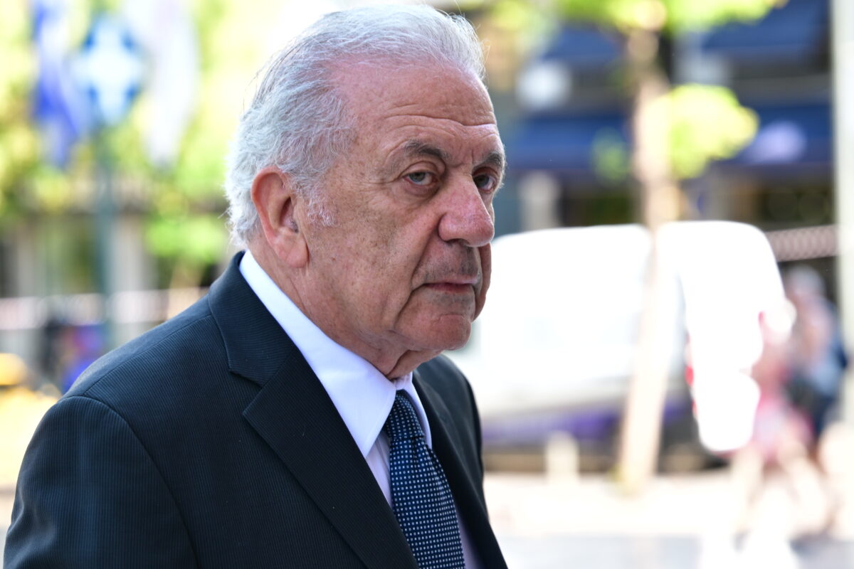 Στον αέρα η Συνταγματική Αναθεώρηση ^ αμφίβολο αν θα υπάρξει βουλή να την ολοκληρώσει ^ σήμερα η άρση ασυλίας Αβραμόπουλου ^ στις 21 συναντάει στις Βρυξέλλες τον Ευρωπαίο Εισαγγελέα για το σκάνδαλο Qatar Gate ^ στον Αρειο Πάγο η καυτή πατάτα για την κάθοδο Κασιδιάρη στις εκλογές ^ ο πρόεδρος της ΝΙΚΗΣ διαψεύδει συνεργασία με Κασιδιάρη