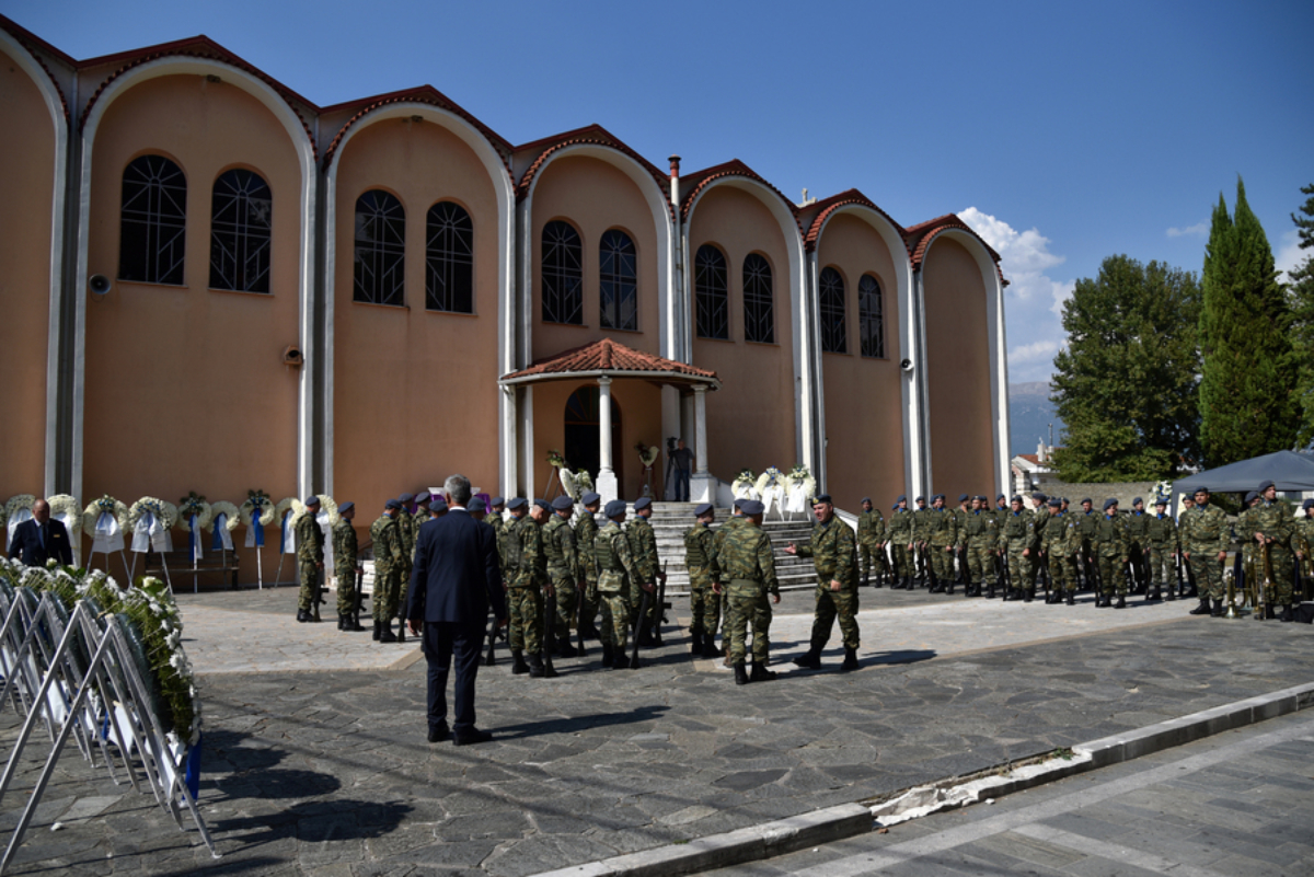 Τιμητικό άγημα έξω από τον Ιερό Ναό Αγίων Κωνσταντίνου και Ελένης Κατσικάς Ιωαννίνων, στην κηδεία του 37χρονου Σμηναγού της Πολεμικής Αεροπορίας Δημήτριου Πέτρου, Πέμπτη 10 Σεπτεμβρίου 2026. Oι δύο χειριστές, ο σμηναγός Δημήτρης Πέτρου και ο επισμηναγός Ιωάννης Μπλέσιας, έχασαν τη ζωή τους κατά την πτώση του μαχητικού αεροσκάφους F‑4 Phantom της Πολεμικής Αεροπορίας, λίγα λεπτά μετά την απογείωσή του, μπροστά στα μάτια χιλιάδων θεατών κατά τη διάρκεια αεροπορικής επίδειξης στο Athens Flying Week το Σάββατο 5 Σεπτεμβρίου 2026.