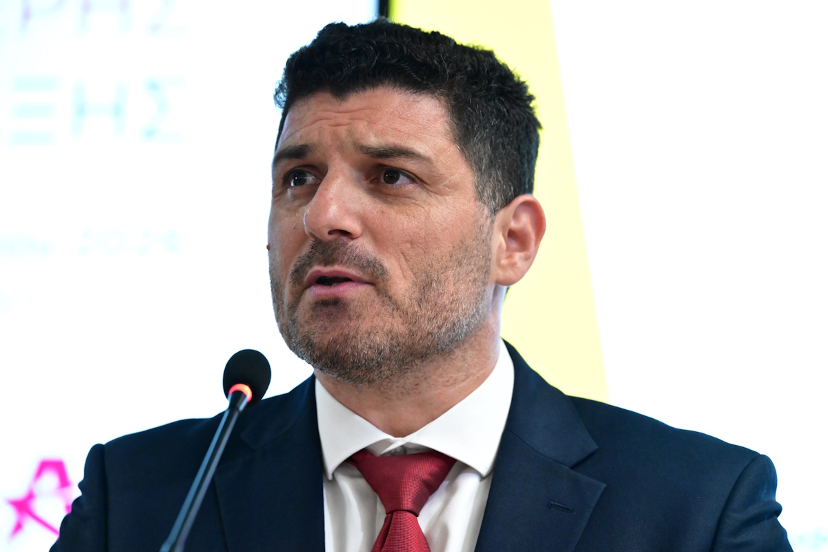 «Γαλάζια ανάπτυξη τύπου Βιολάντα»: Σφοδρή επίθεση Τεμπονέρα στην κυβέρνηση για τις καταγγελίες εργαζομένων