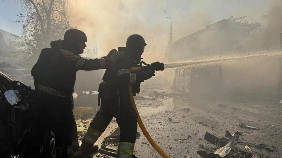 Πυροσβέστες μετά την ρωσική επίθεση
