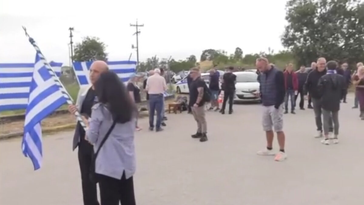Κόσμος περιμένει να υποδεχτεί τον Ηλία Κασιδιάρη έξω από τις φυλακές Δομοκού