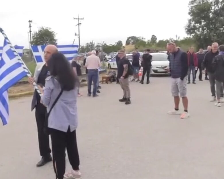 Κόσμος περιμένει να υποδεχτεί τον Ηλία Κασιδιάρη έξω από τις φυλακές Δομοκού