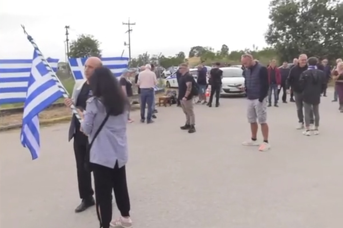 Κόσμος περιμένει να υποδεχτεί τον Ηλία Κασιδιάρη έξω από τις φυλακές Δομοκού