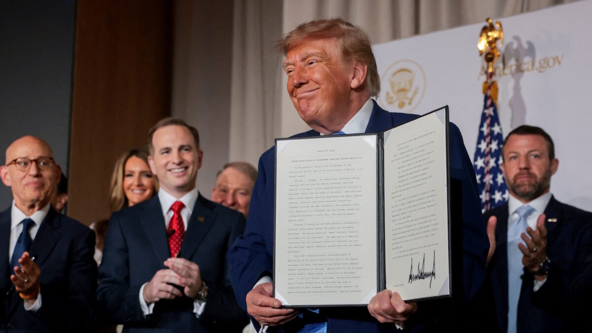 Ο Πρόεδρος των ΗΠΑ, Donald Trump παρουσιάζει υπογεγραμμένο προεδρικό διάταγμα σχετικά με έναν νέο κυβερνητικό ιστότοπο που βασίζεται στην Τεχνητή Νοημοσύνη