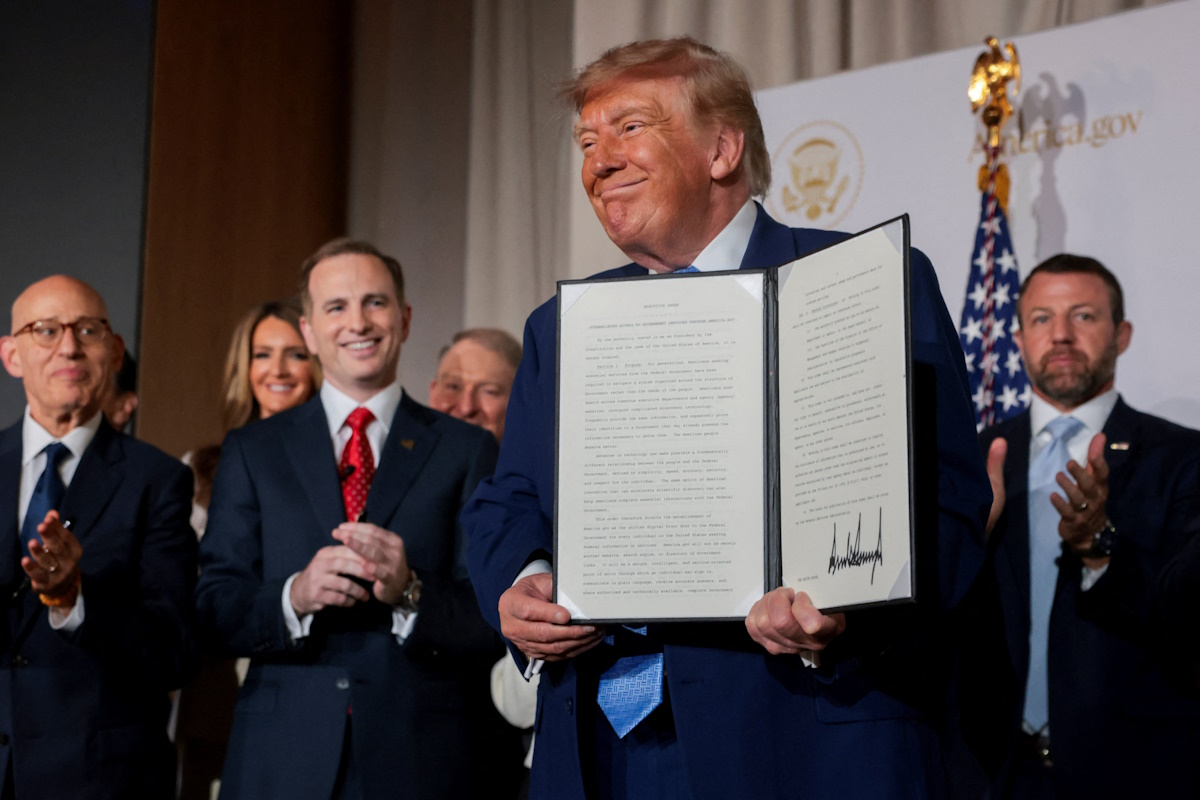 Ο Πρόεδρος των ΗΠΑ, Donald Trump παρουσιάζει υπογεγραμμένο προεδρικό διάταγμα σχετικά με έναν νέο κυβερνητικό ιστότοπο που βασίζεται στην Τεχνητή Νοημοσύνη