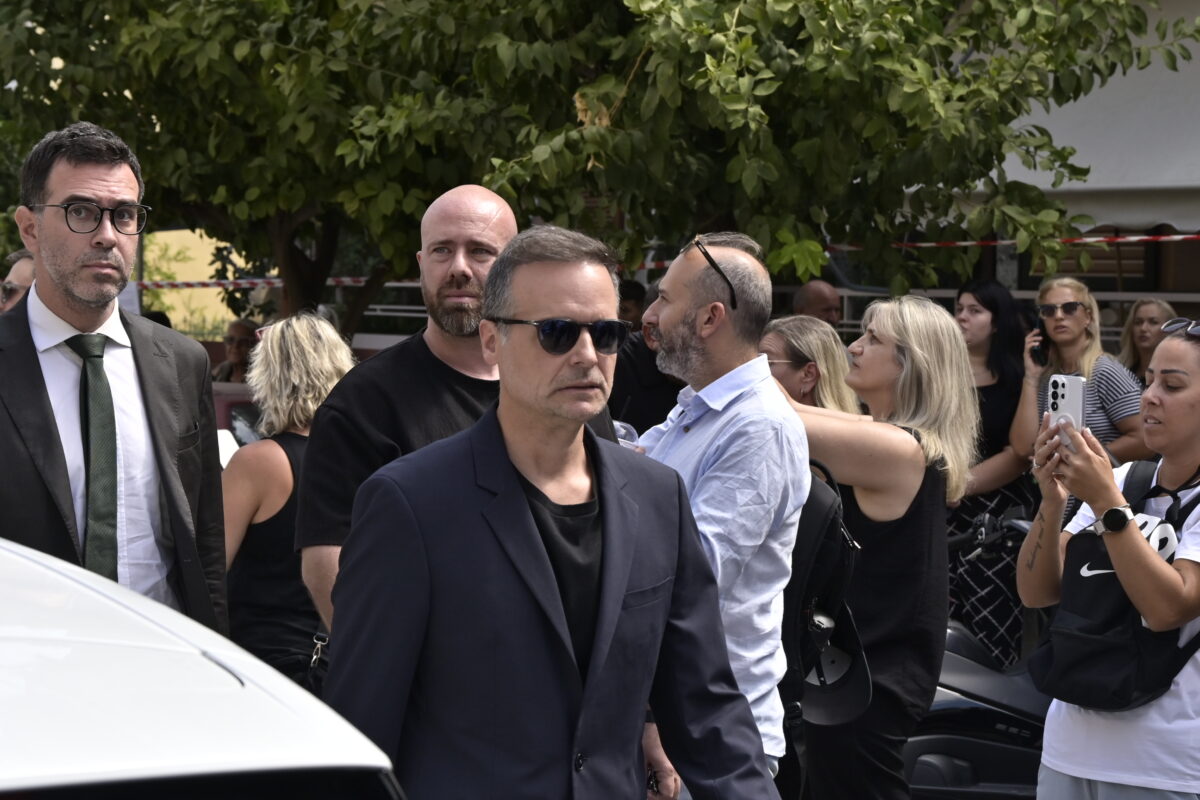 Στην Αγία Τριάδα της Νίκαιας η εξόδιος ακολουθία του Γιώργου Μαζωνάκη, που απεβίωσε στις 9 Σεπτεμβρίου σε ηλικία 54 ετών, έπειτα από ανακοπή καρδιάς Δευτέρα 14 Σεπτεμβρίου 2026 (ΜΙΧΑΛΗΣ ΠΑΠΑΝΙΚΟΛΑΟΥ